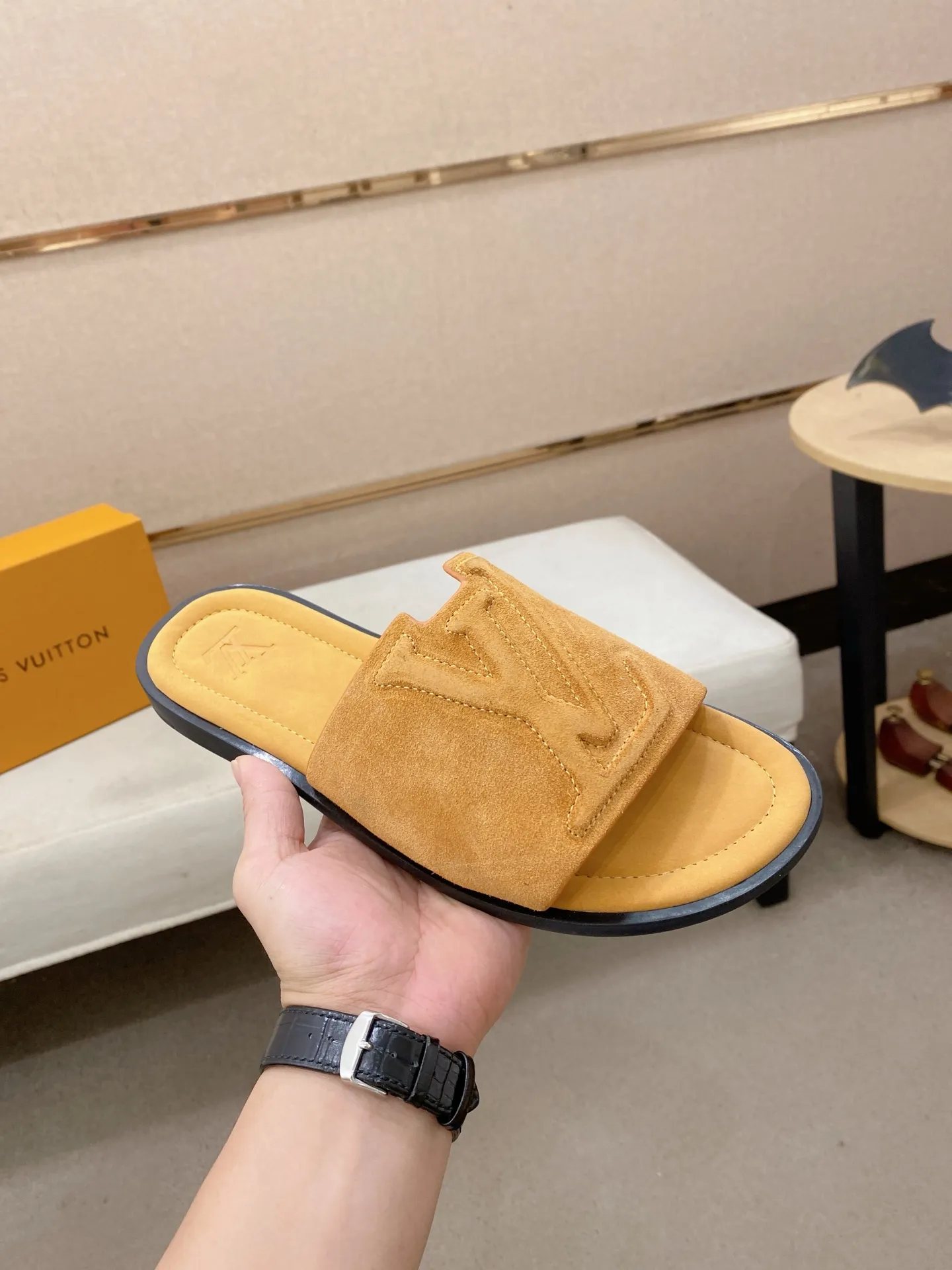 Men's shoes 💰: 340💰Made by LV🔍Top purchasing agents. Men's spring and summer slippers are available at the same counter. The uppers are imported cowhide from Italy, with logo graphics and high-quality craftsmanship. Soles: original soles specially provided by the original factory. Exclusive movable molded soles are super comfortable. Original goods follow orders. 🔍🔍High quality. You can enter and exit the counter at will. Welcome to compare. Size 38-44. Can be customized45